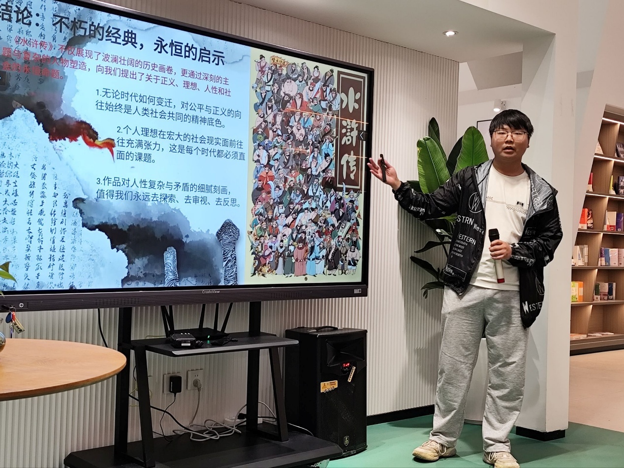 图片包含 室内, 男人, 人, 站

AI 生成的内容可能不正确。