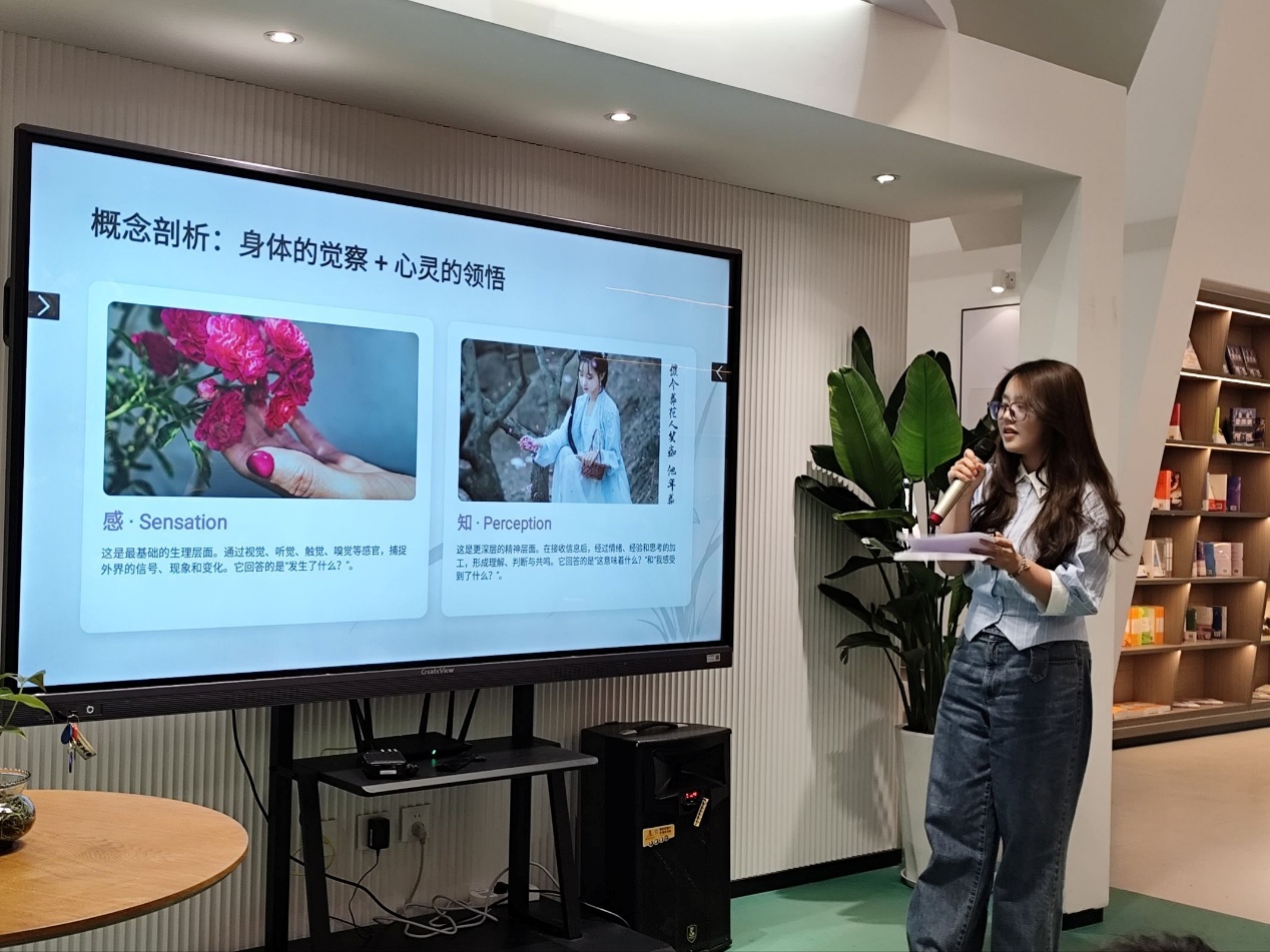 人站在电视前玩游戏

AI 生成的内容可能不正确。