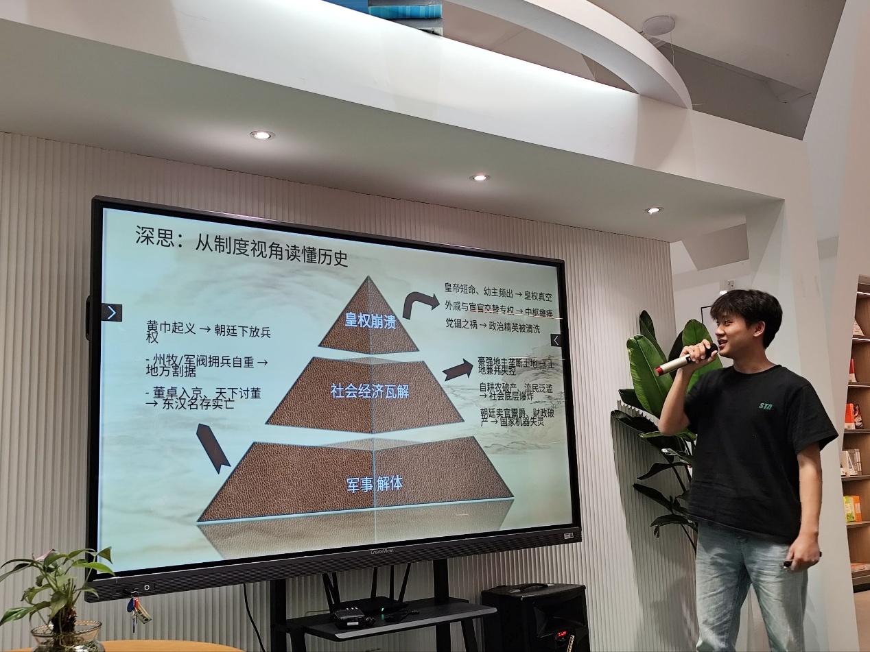 男人在房间内玩体感游戏

AI 生成的内容可能不正确。
