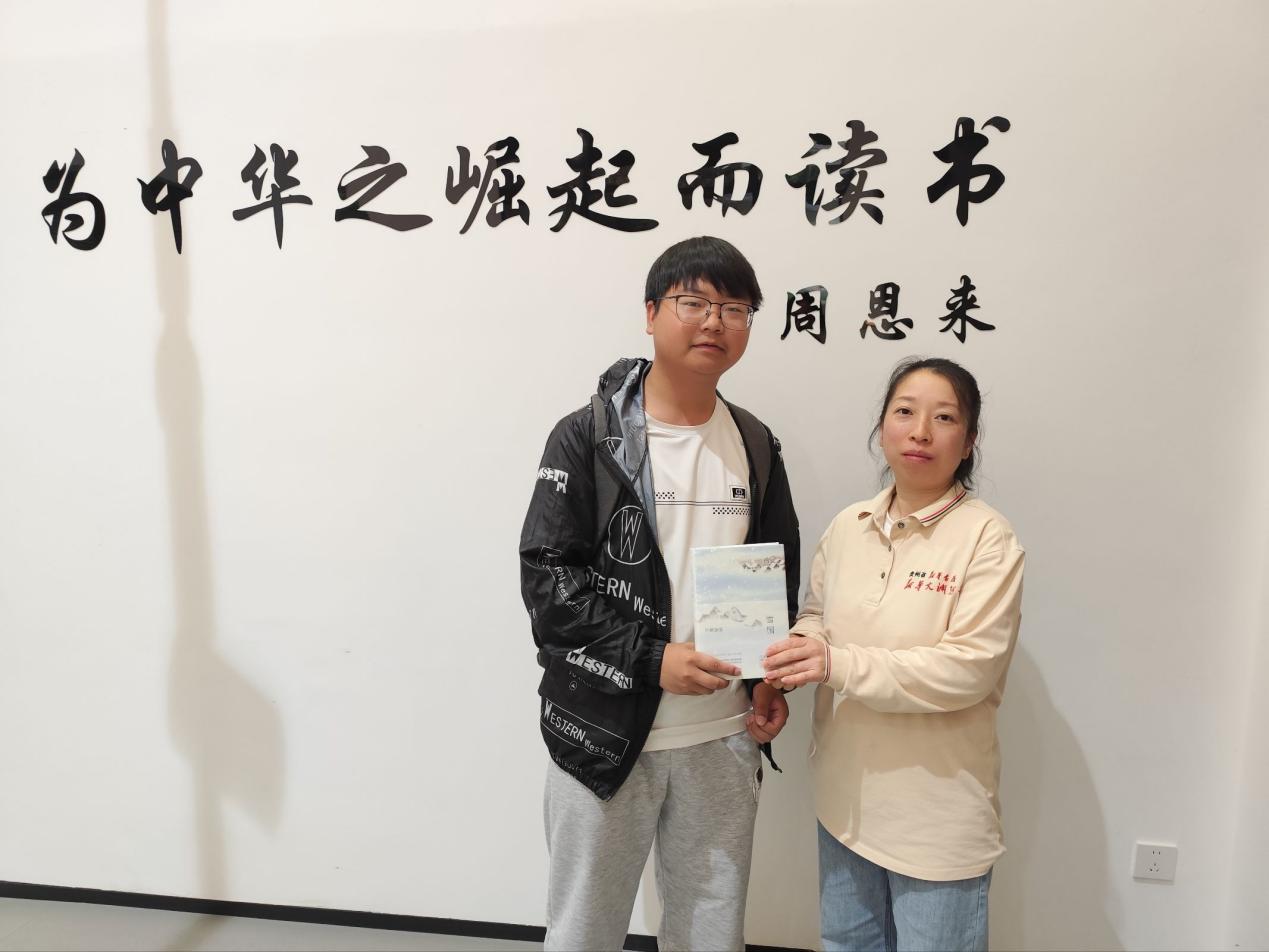 男人和女人站在墙边

AI 生成的内容可能不正确。