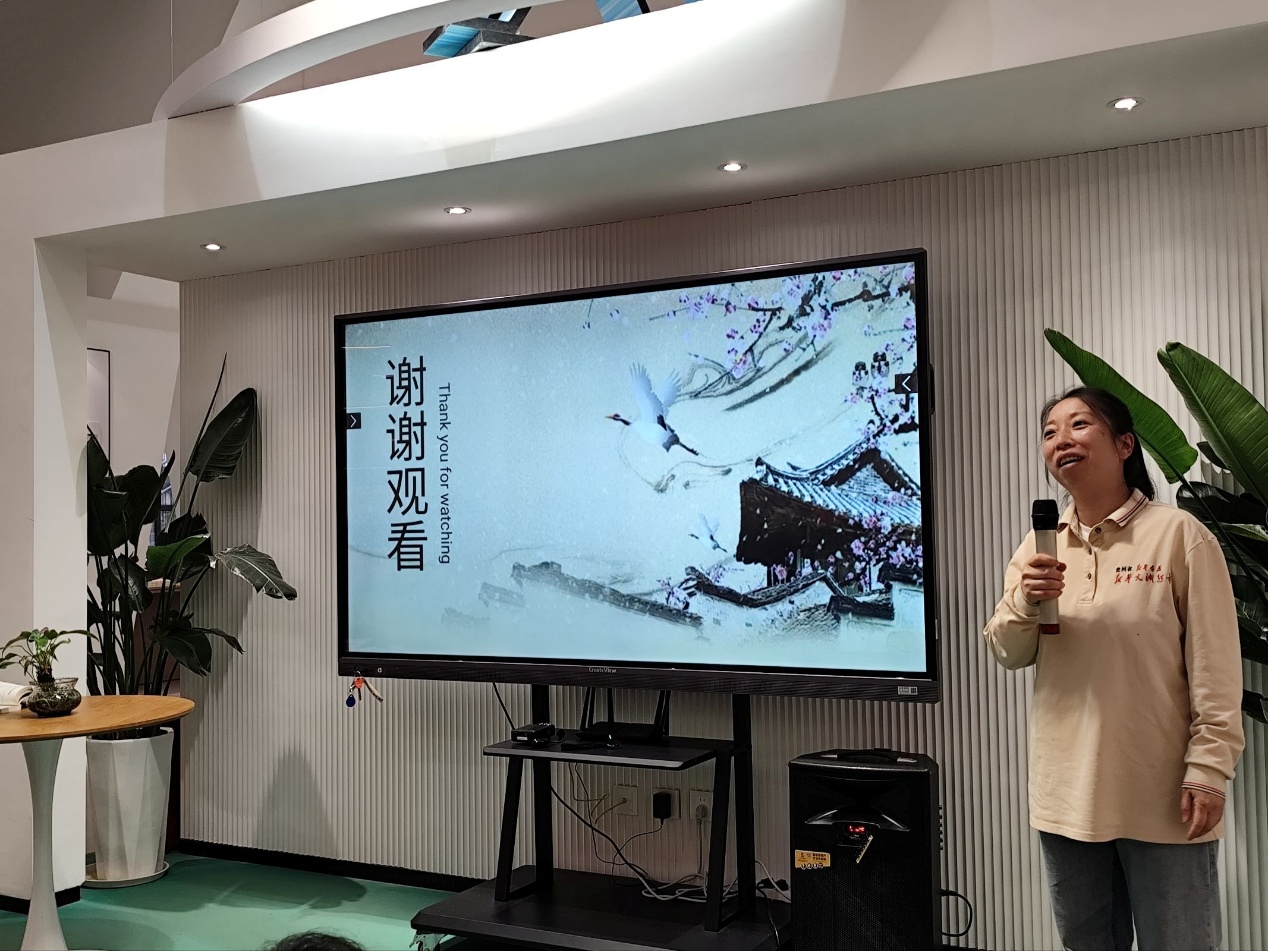 人站在电视前

AI 生成的内容可能不正确。